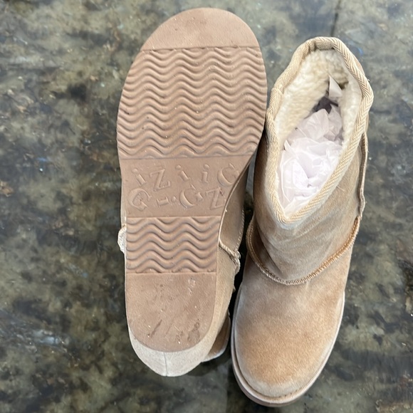 Ziti Girl hidden heel suede Ugg look a likes. 8.5 - Picture 3 of 5